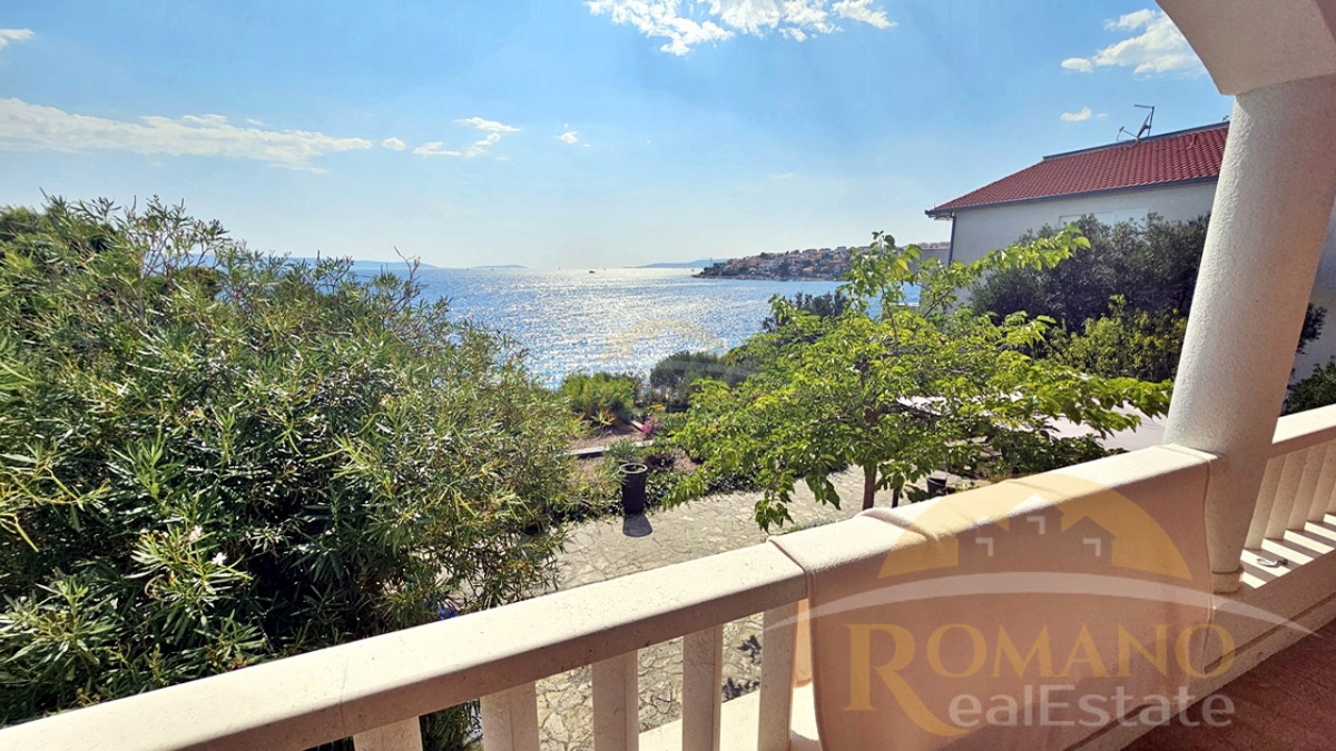 Ekskluzivna hiša prvi vrsti ob morju – Mavarčica, Okrug Gornji – Velik investicijski potencial